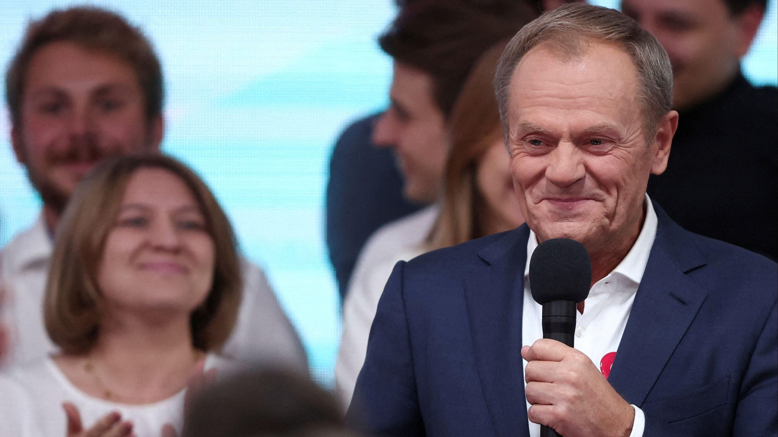 Donald Tusk, líder del grup de l'oposició més gran, Coalició Cívica, durant un discurs després de publicar-se l'enquesta sobre els resultats electorals Donald Tusk, líder del grup de l'oposició més gran, Coalició Cívica, durant un discurs després de publicar-se l'enquesta sobre els resultats electorals