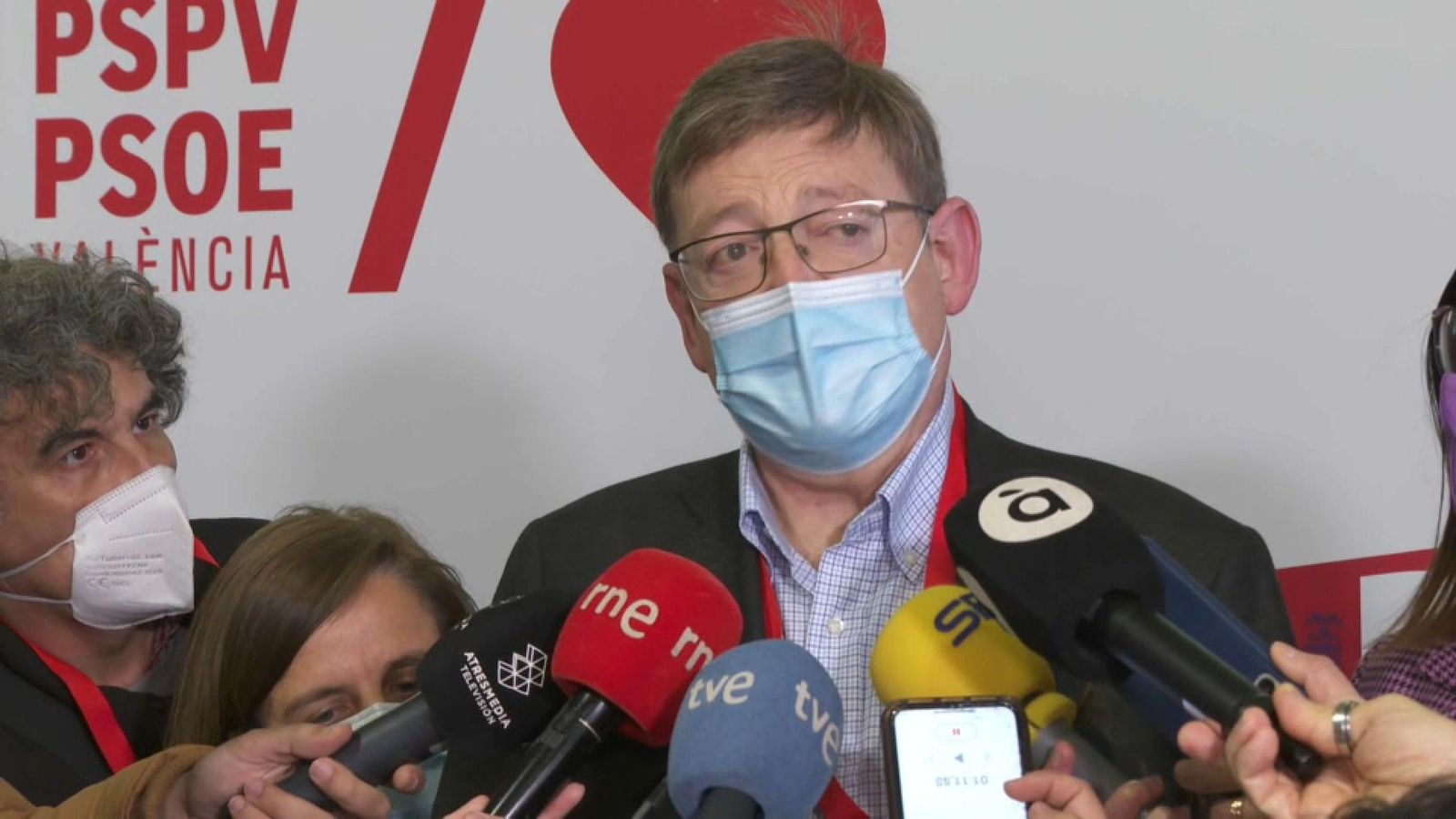 El president de la Generalitat, Ximo Puig, atenent als mitjans