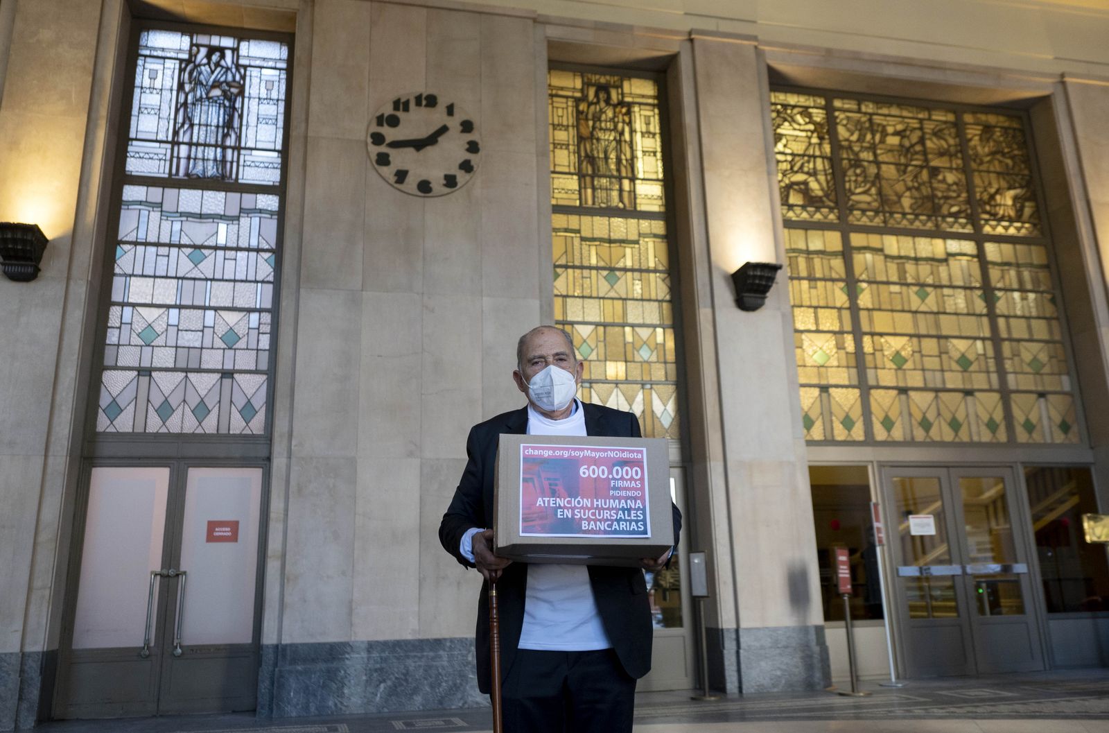 Carlos San Juan davant la porta del Banc d'Espanya, a Madrid