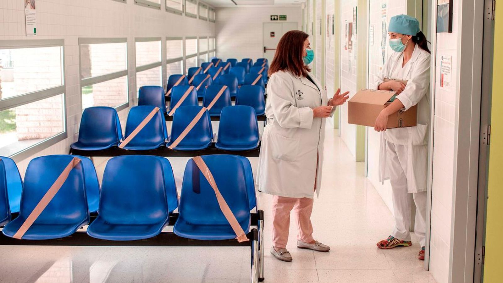 Dos sanitàries al centre de salut Joan XXIII, a València