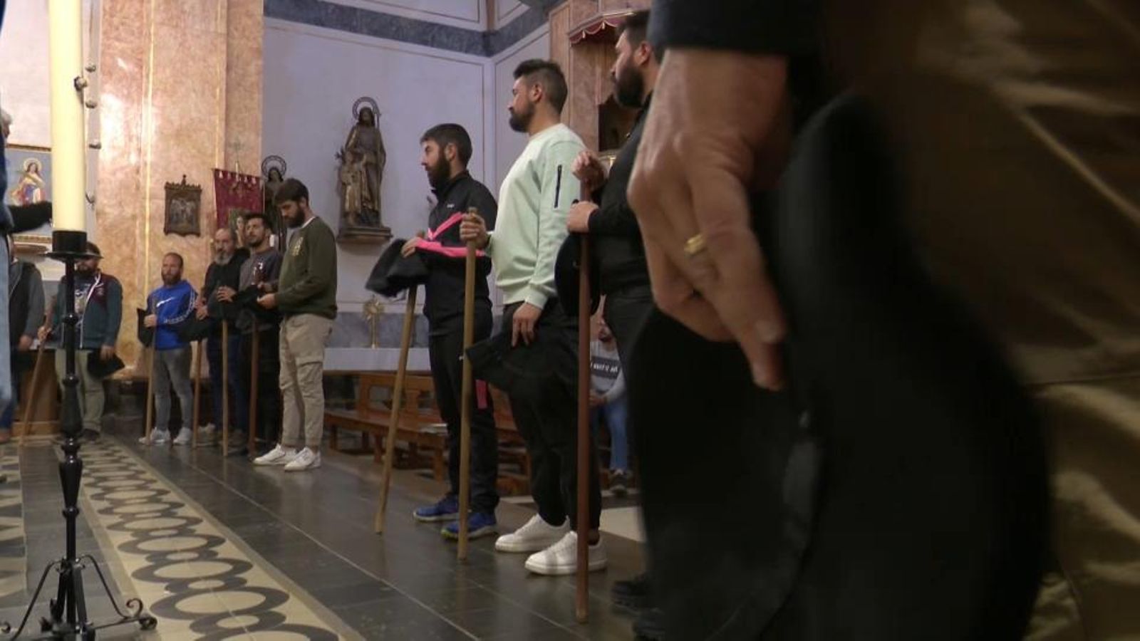 Els escollits per a fer el pelegrinatge de Les Useres, abans de l'eixida