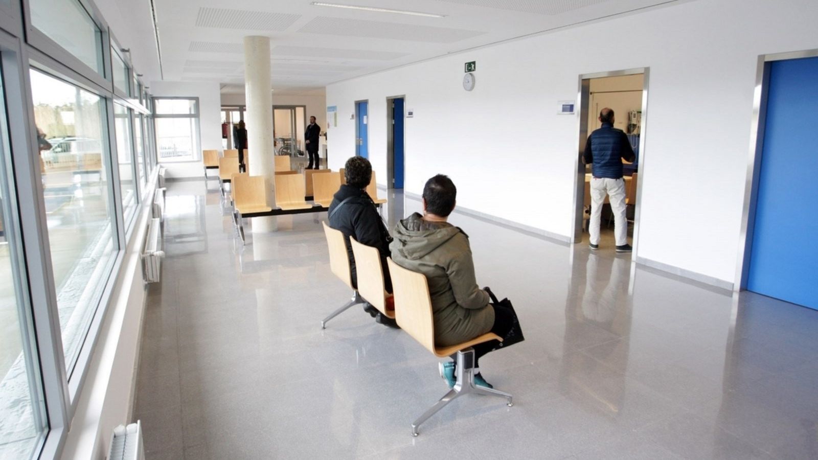 Pacients esperant ser atesos en un centre sanitari, en una imatge d'arxiu