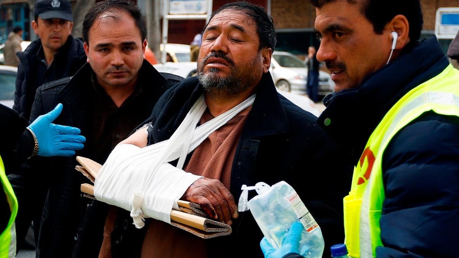 Treballadors de salut afganesos porten a un home ferit després d'un atac a Kabul, l'Afganistan