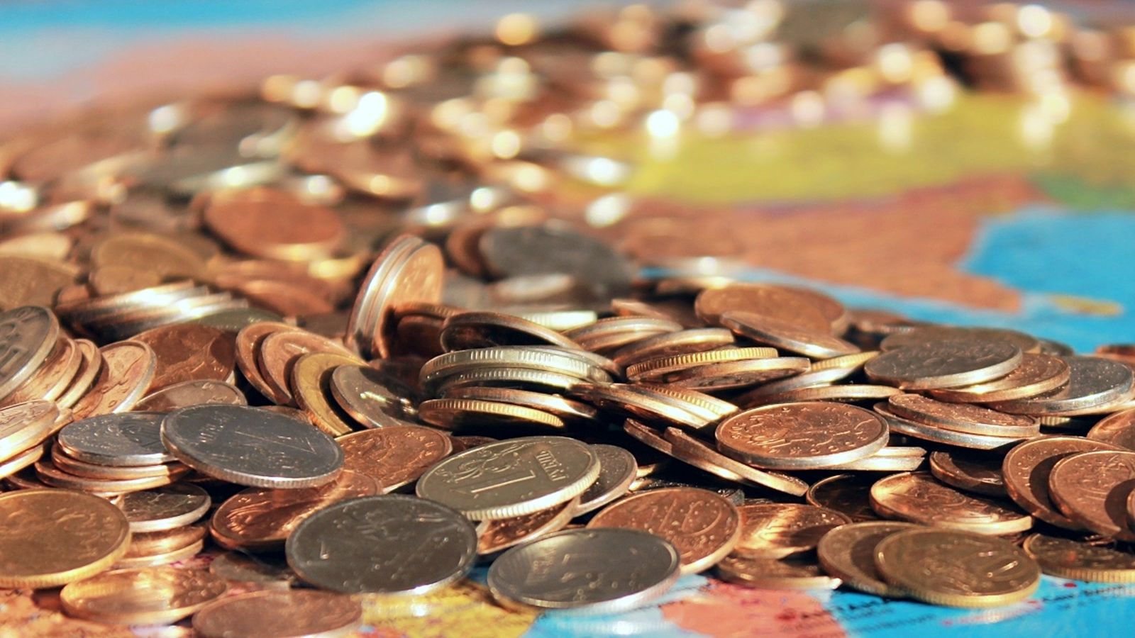 Un grapat de monedes d'euros en una imatge d'arxiu