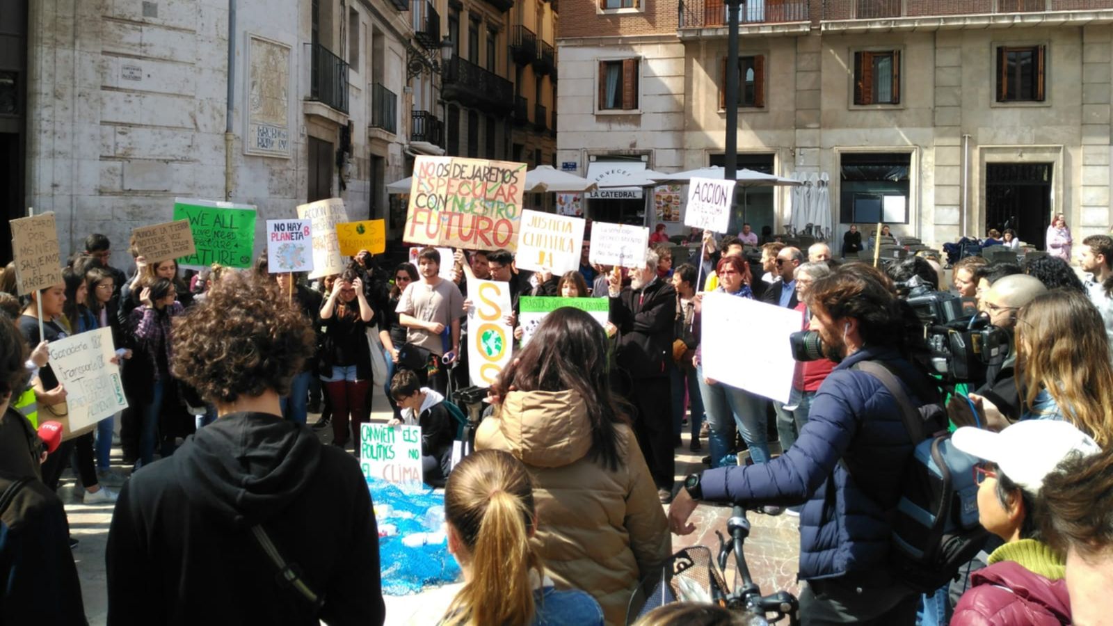 Els joves del moviment Fridays For Future tornen a ompliar la plaça de la Reina de València.