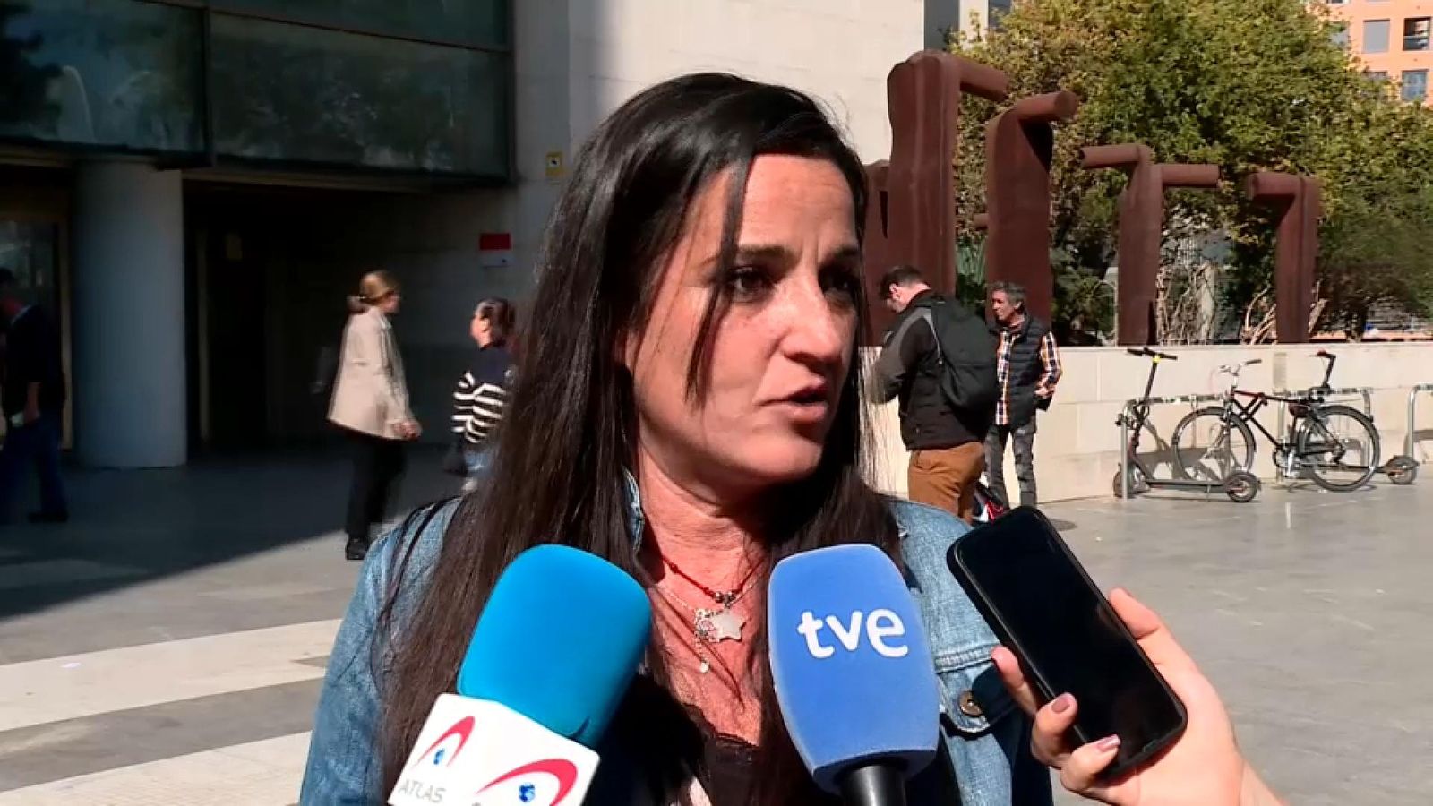 Azucena Brisa Vidal, que va perdre els pares durant la dana, atén els mitjans de comunicació