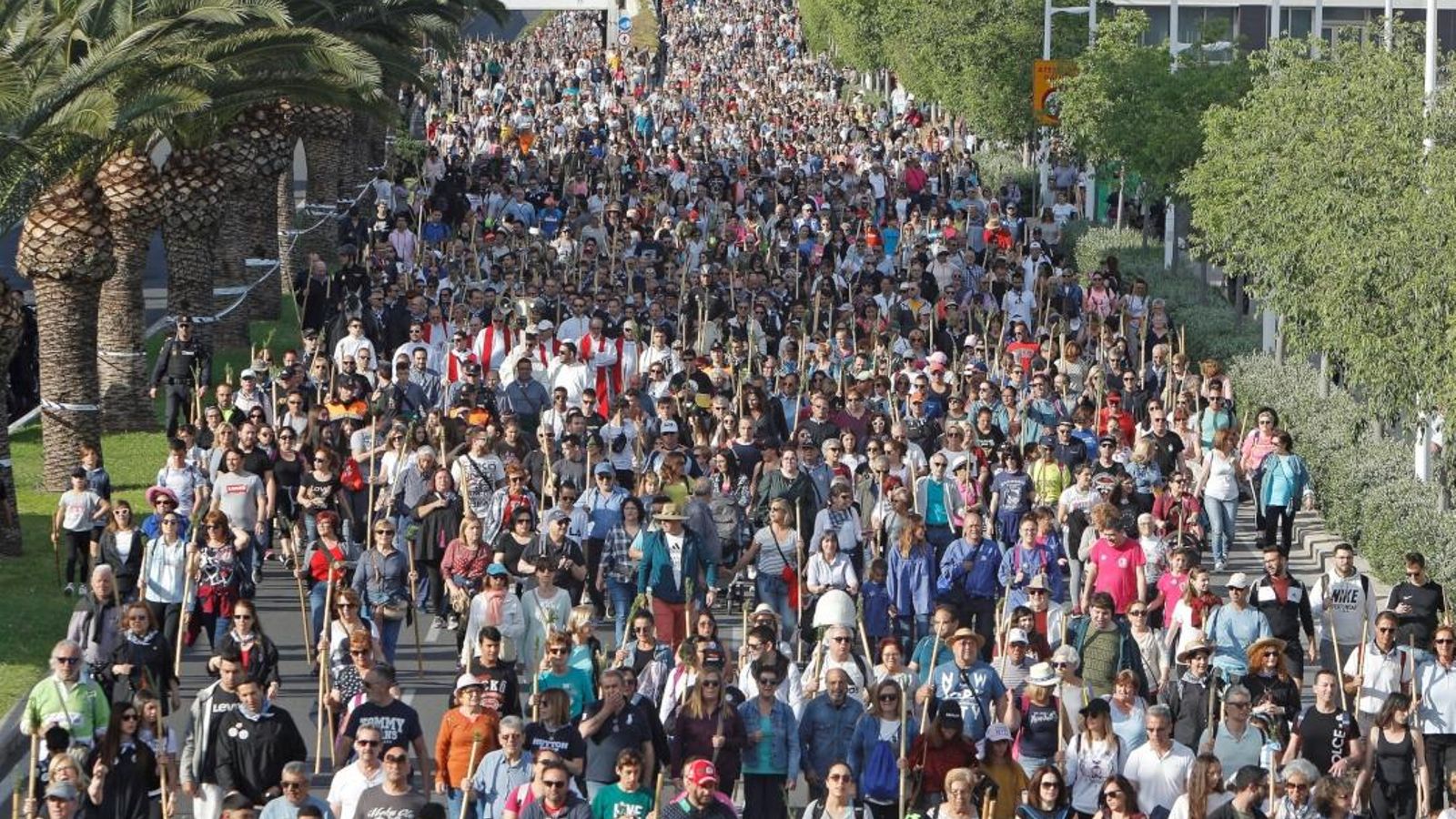 Milers de persones recorren els huit quilòmetres que separen la cocatedral de Sant Nicolau del monestir de la Santa Faç