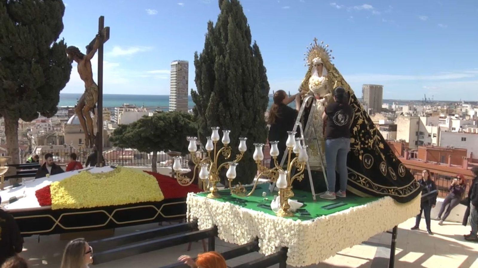 Dos dels trons de la germandat de la Santa Creu, que eixiran en processó aquest Dimecres Sant, ja esperaven davant de l'ermita aquest matí