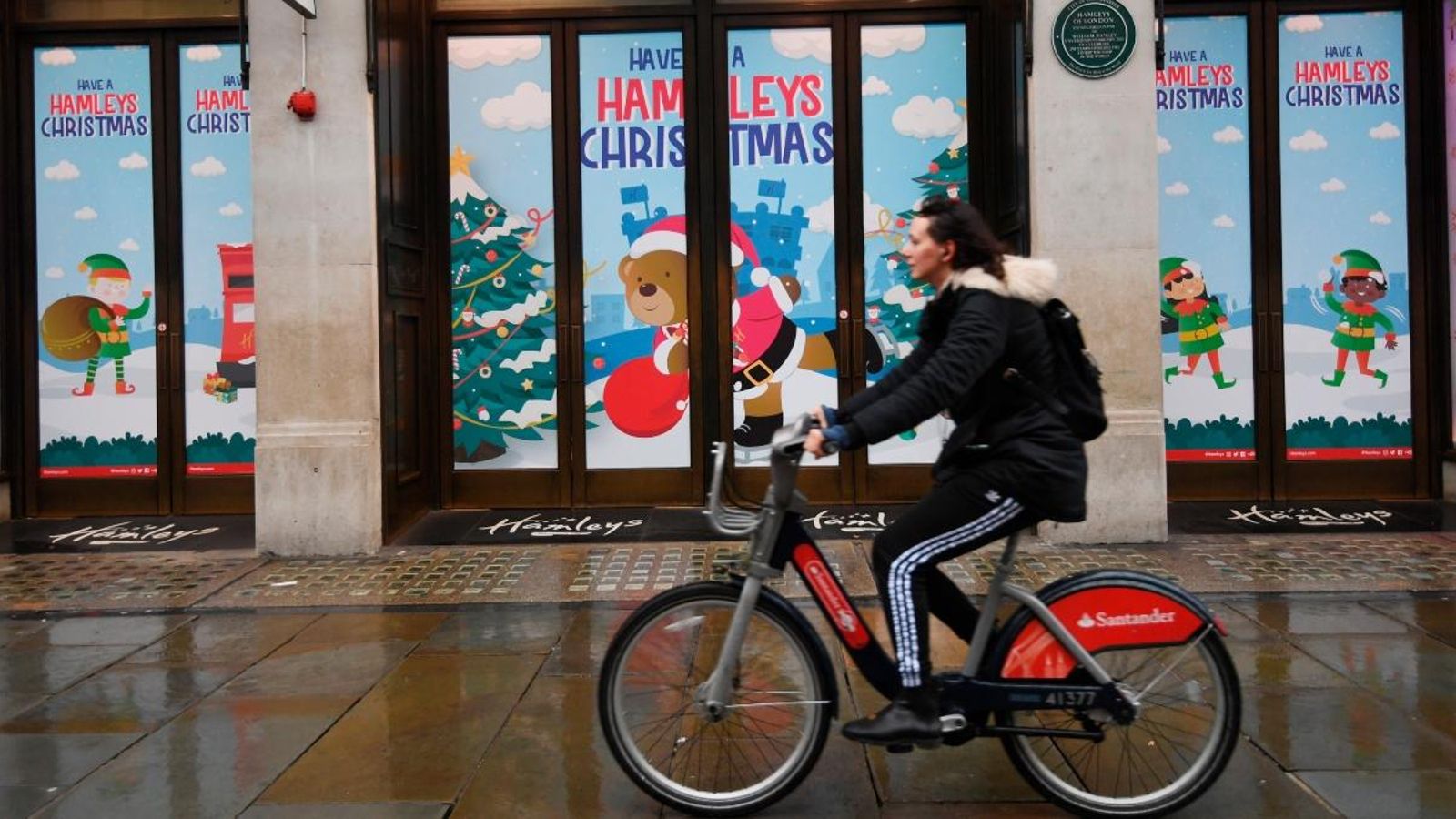 Una ciclista passa per davant d’una tenda tancada de Londres