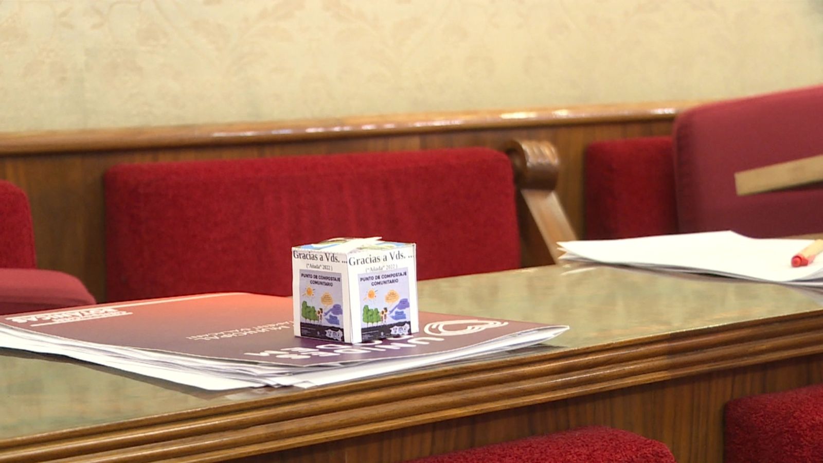 Una mostra de compost que han deixat damunt la taula del ple de l'Ajuntament d'Alacant per a protestar per la brutícia.