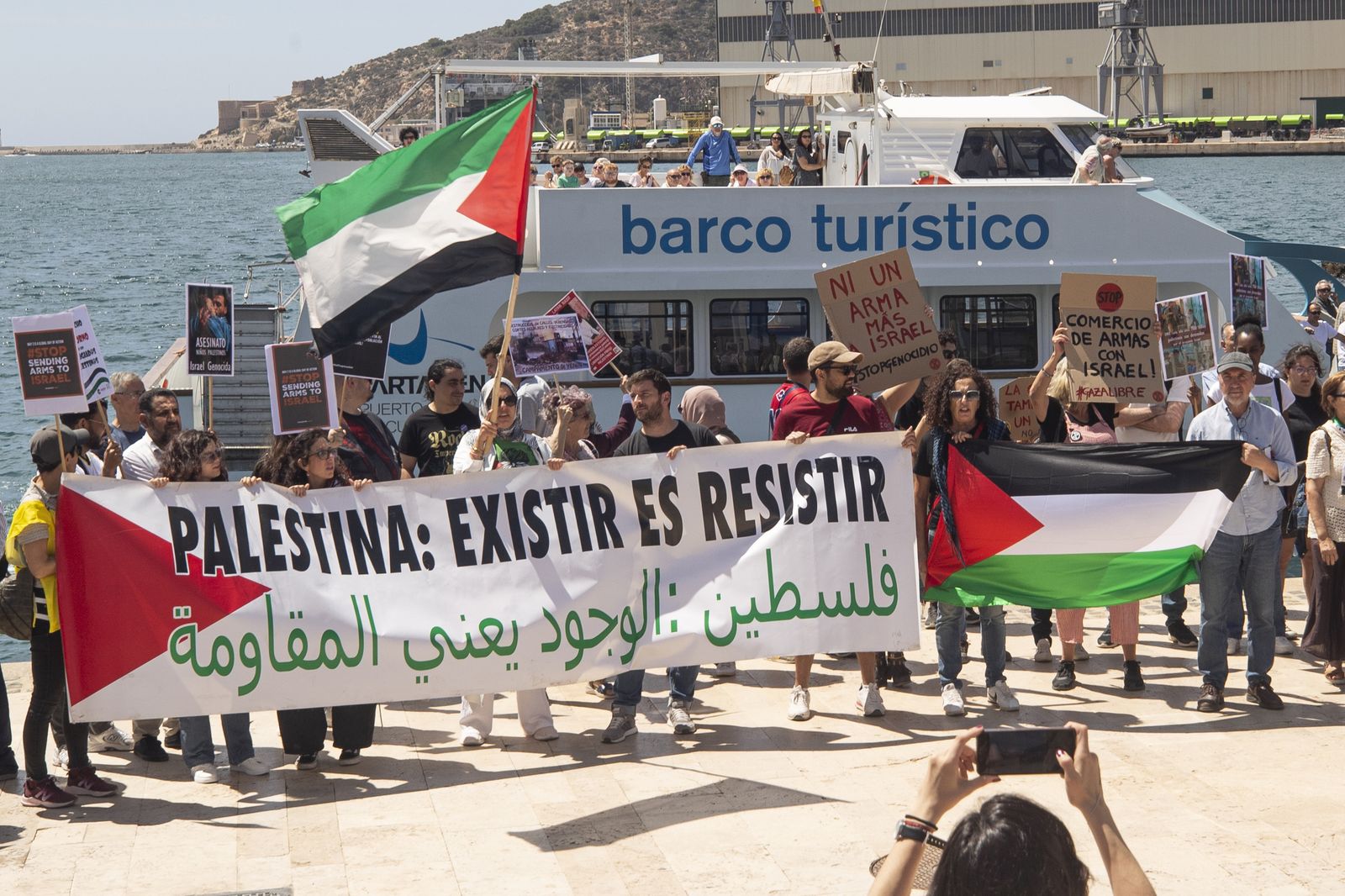 Protesta al port de Cartagena contra l'arribada de l'embarcació amb el carregament d'armes
