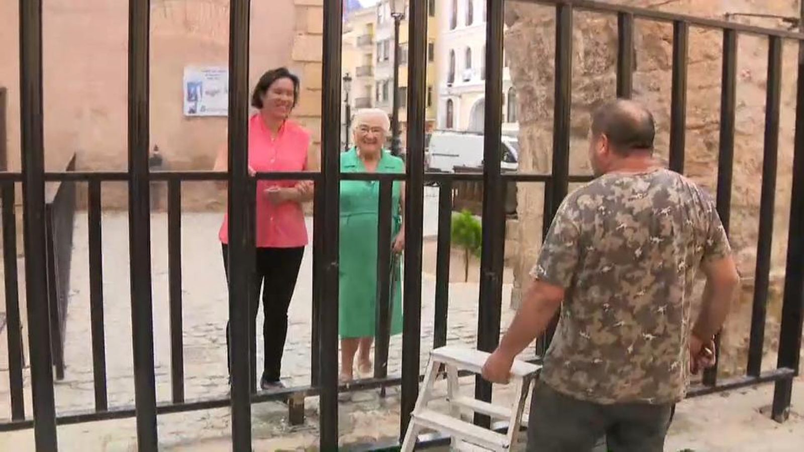 Les veïnes Manolita i Teresa transmeten la seua emoció per l'Entrada de Bous i Cavalls.