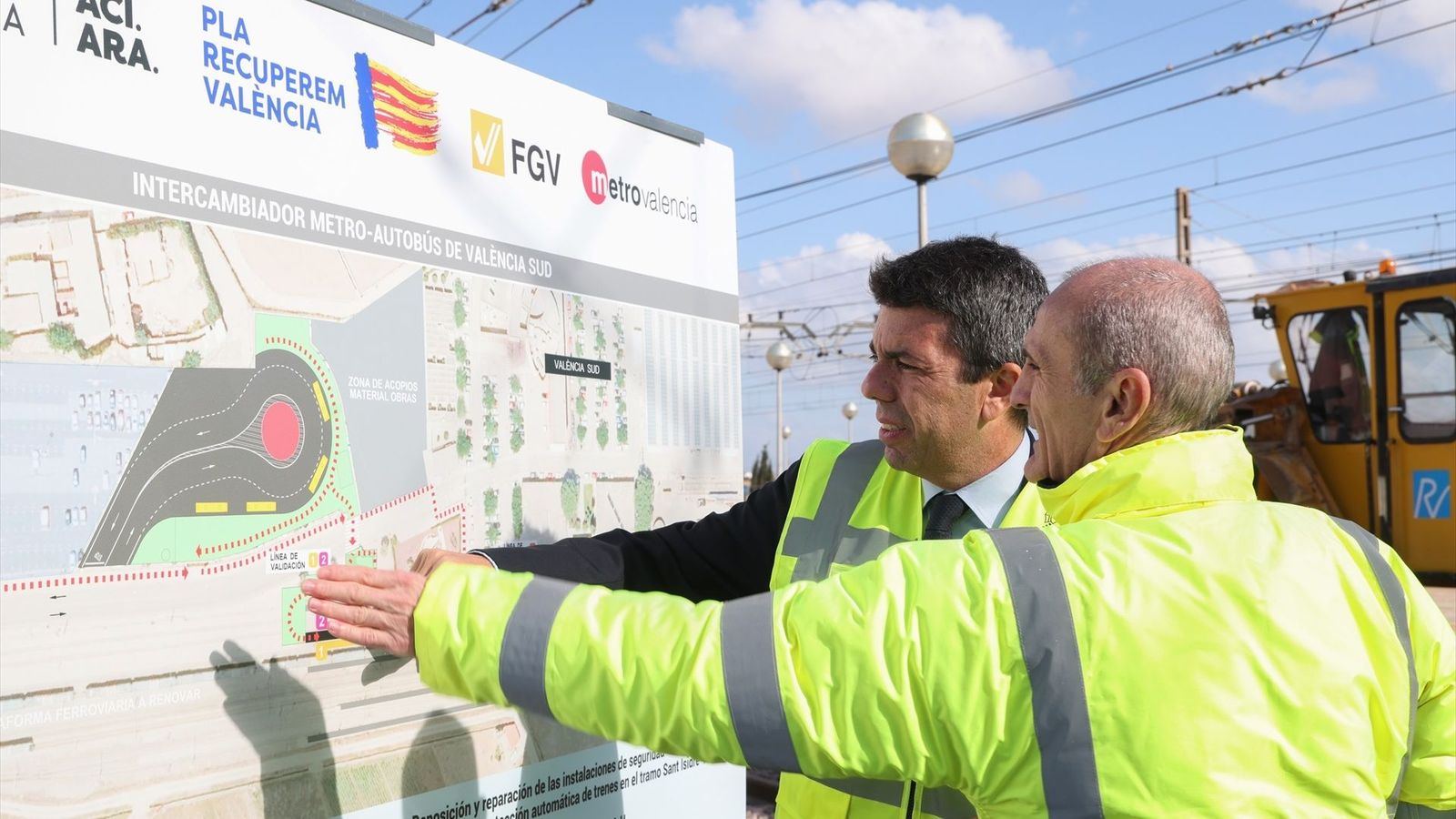 Mazón, supervisant els plànols dels treballs de recuperació en la xarxa de Metrovalència