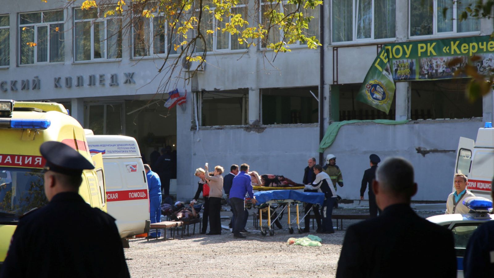 Els serveis d'emergència ajuden els ferits