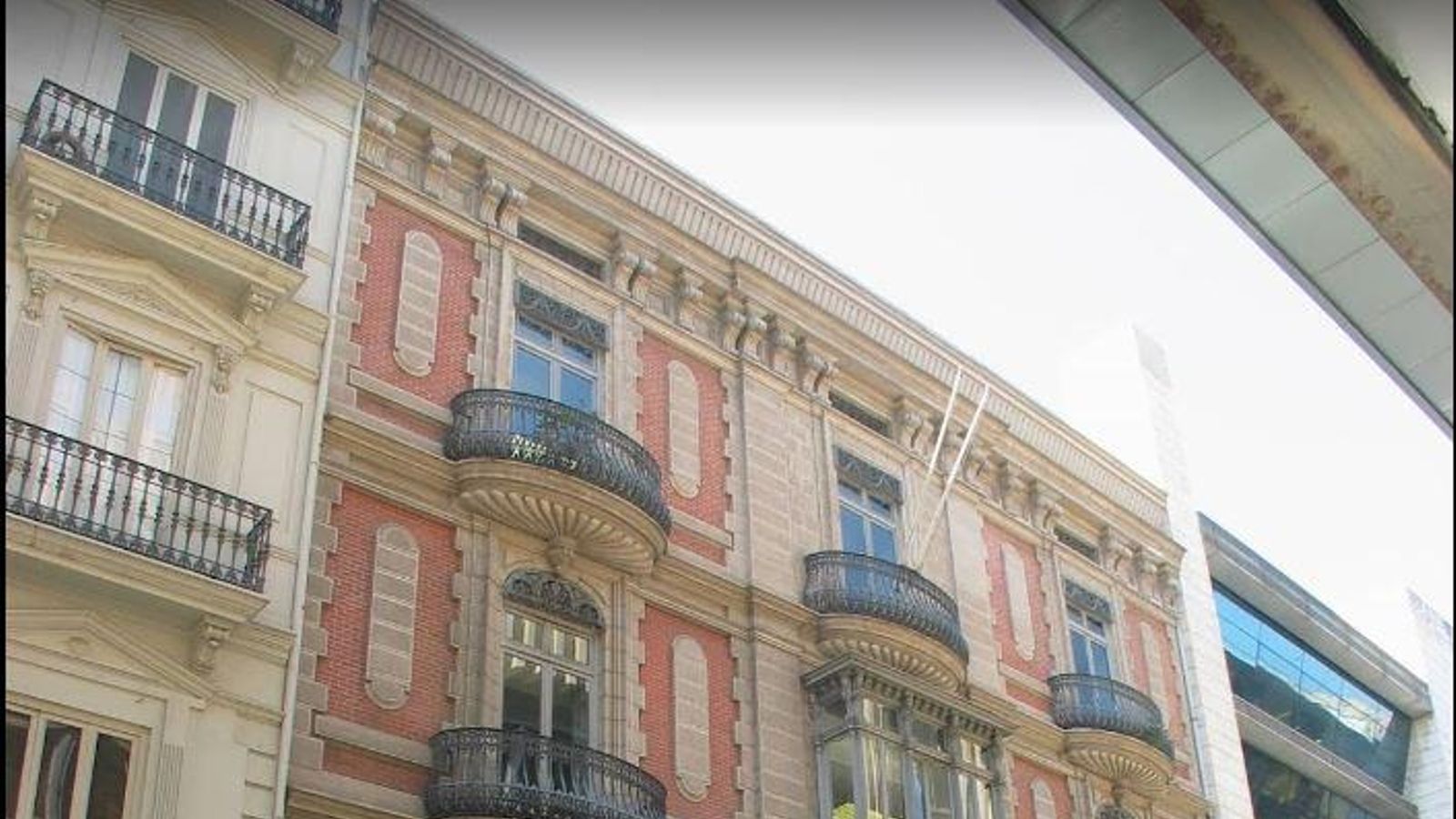 Façana de l'edifici afectat per l'incendi