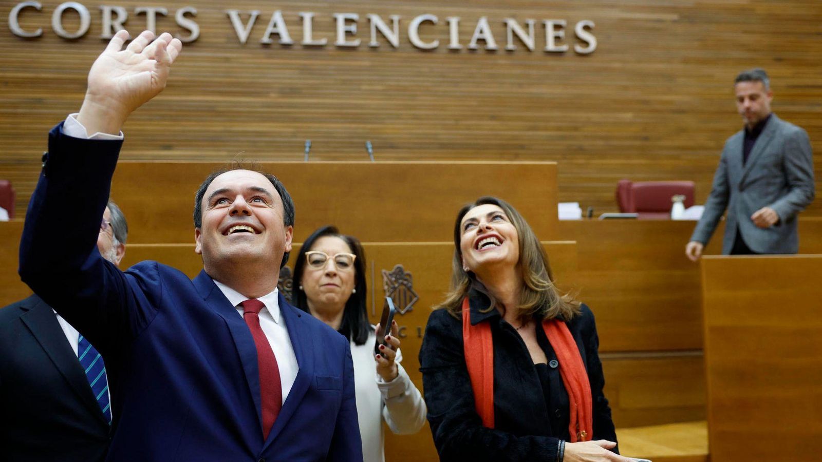 Juanfran Pérez Llorca saluda somrient l'hemicicle després d'haver assumit el càrrec de president de la Generalitat