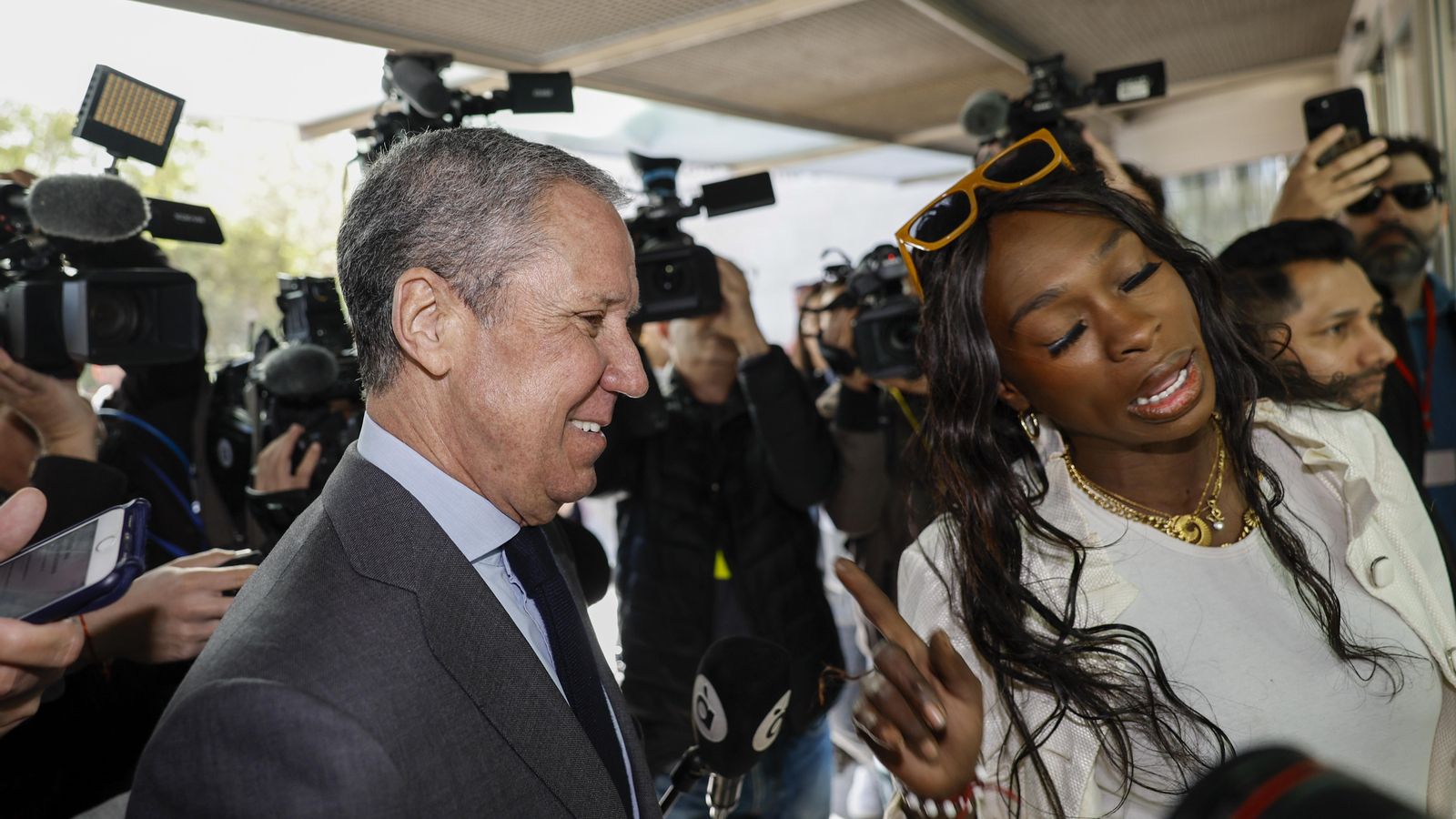 En vídeo, l'accidentada arribada de Zaplana la Ciutat de la Justícia, on s'ha enfrontat al retret d'una ciutadana pel torn de cua