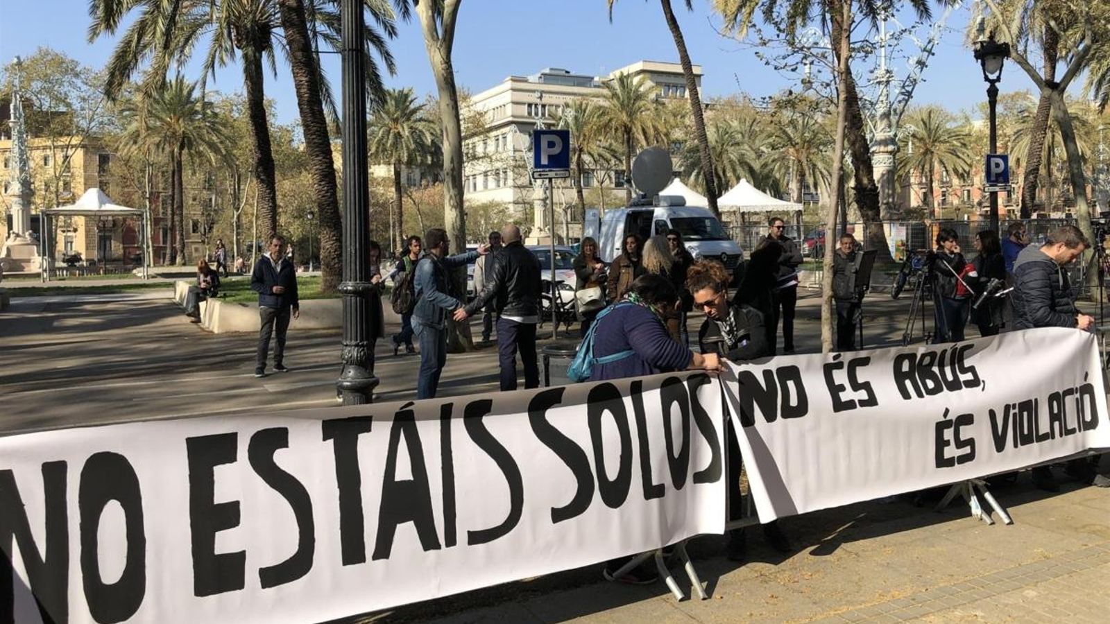 A les portes del Palau de Justícia s'han concentrat un grup de pares i víctimes i han penjat dues pancartes
