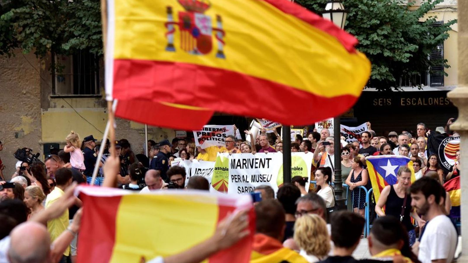 La recepció d'enguany ha estat acompanyada a l'exterior del palau pels crits i les esbroncades de diferents agrupacions. La recepció d'enguany ha estat acompanyada a l'exterior del palau pels crits i les esbroncades de diferents agrupacions.