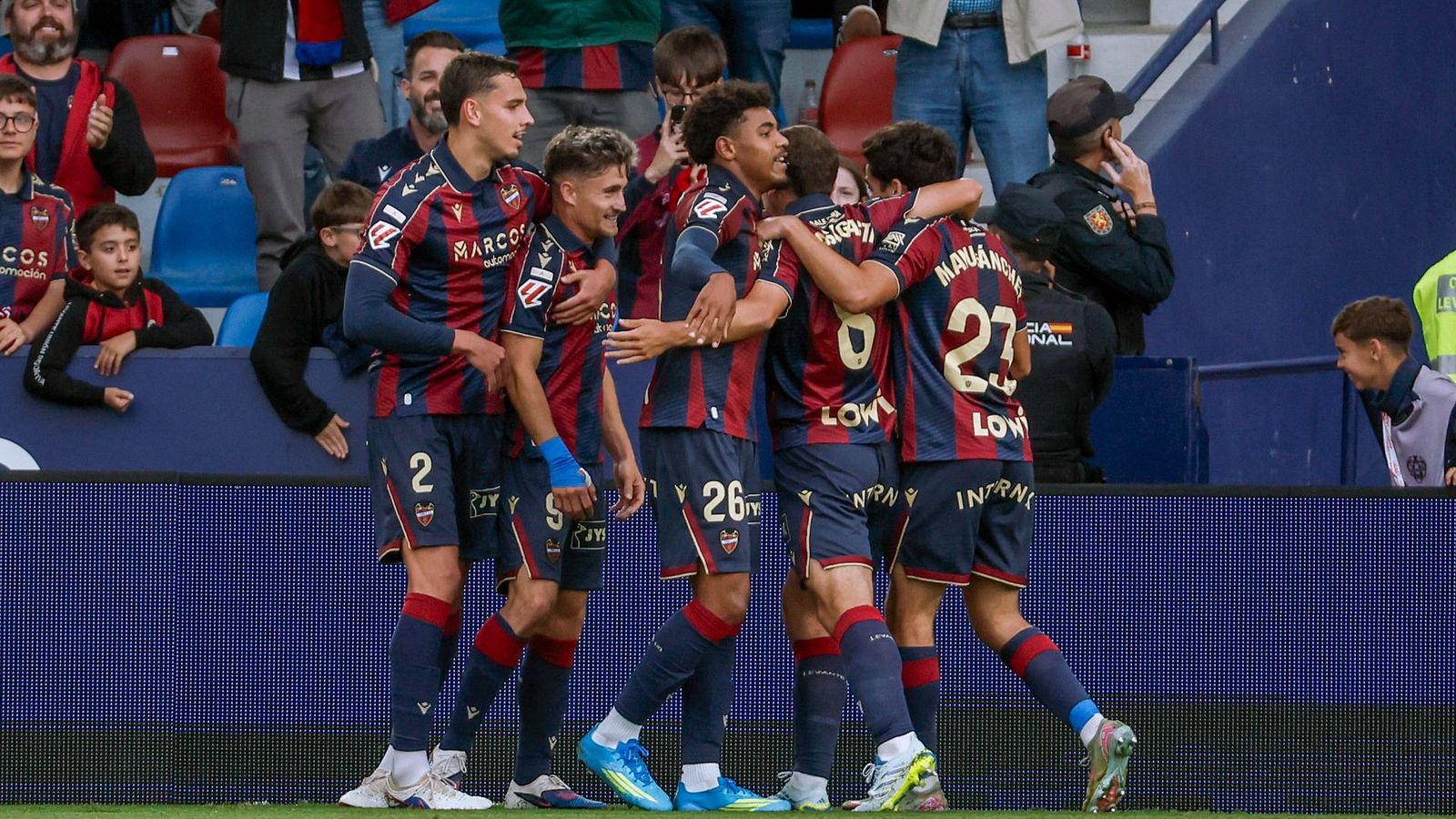 Els jugadors del Llevant celebren un dels gols