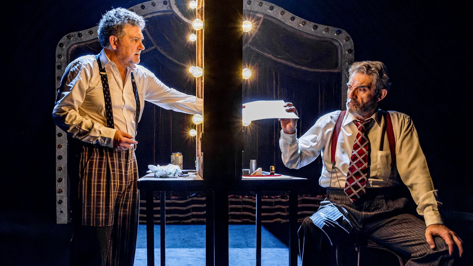 Carles Alberola i Alfred Picó en una de les escenes de 'L'últim ball', que s'interpretarà durant els pròxims dies al Talia de València