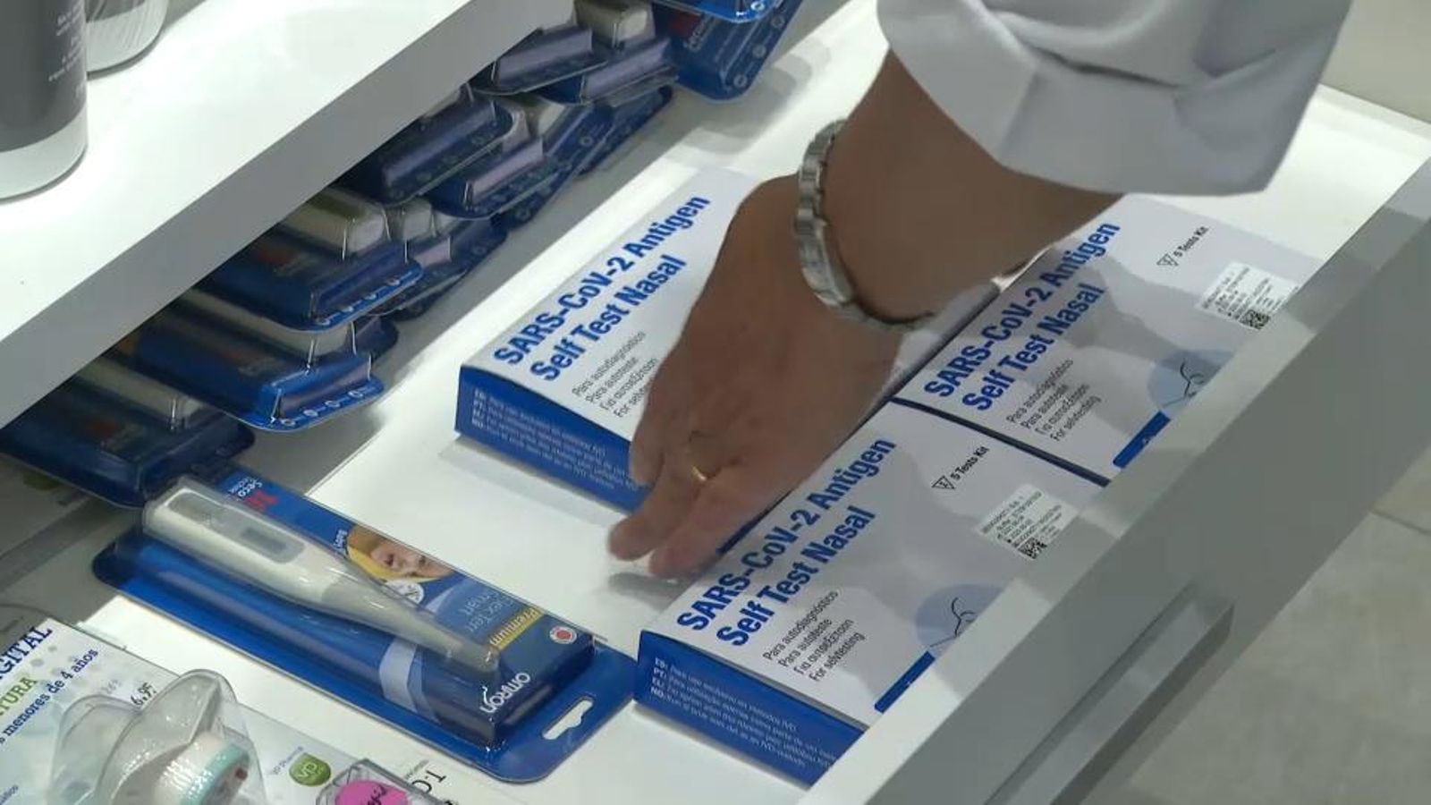 Els tests d’antígens s’esgoten a molts establiments 48 hores després d’eixir a la venda
