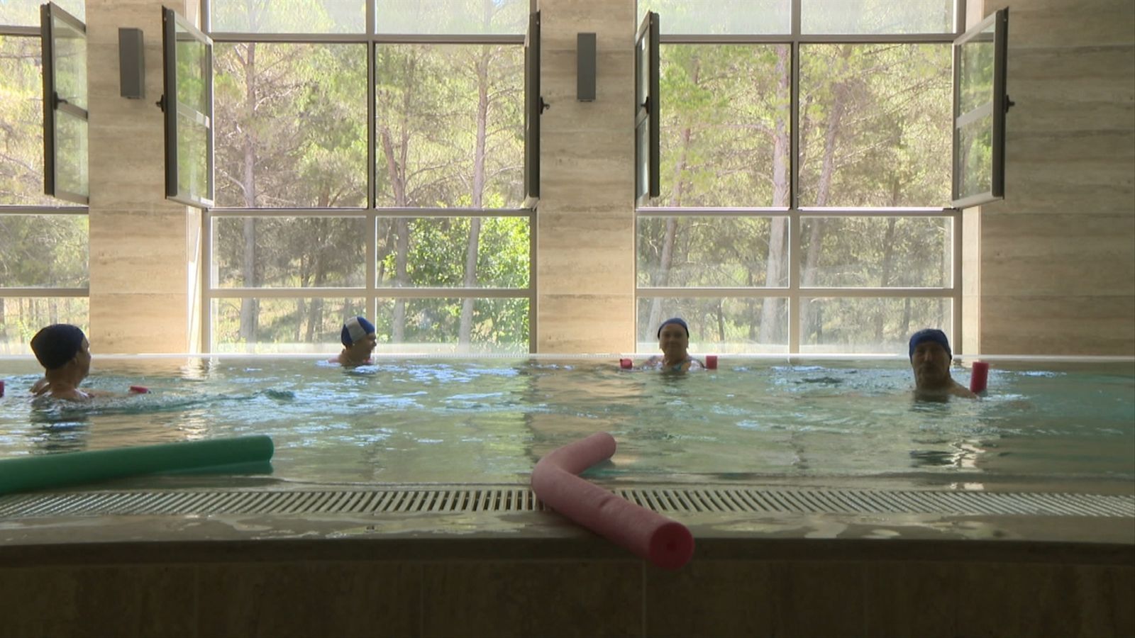 Un grup de pensionistes gaudeix d'un bany termal al balneari de Cofrents, en una imatge d'arxiu