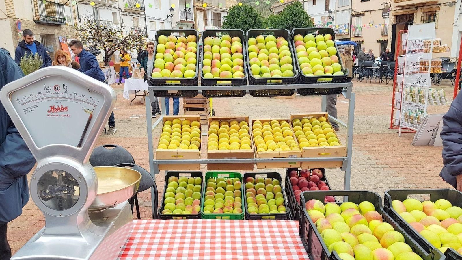 Castielfabib agafa el relleu de Vallanca amb la IX Fira de la Poma Esperiega del Racó d'Ademús