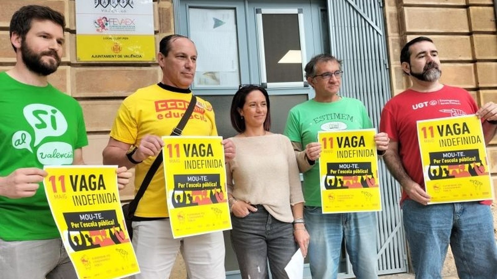 Imatge de representants de la Plataforma en Defensa de l’Ensenyament amb cartells a favor de la vaga indefinida.