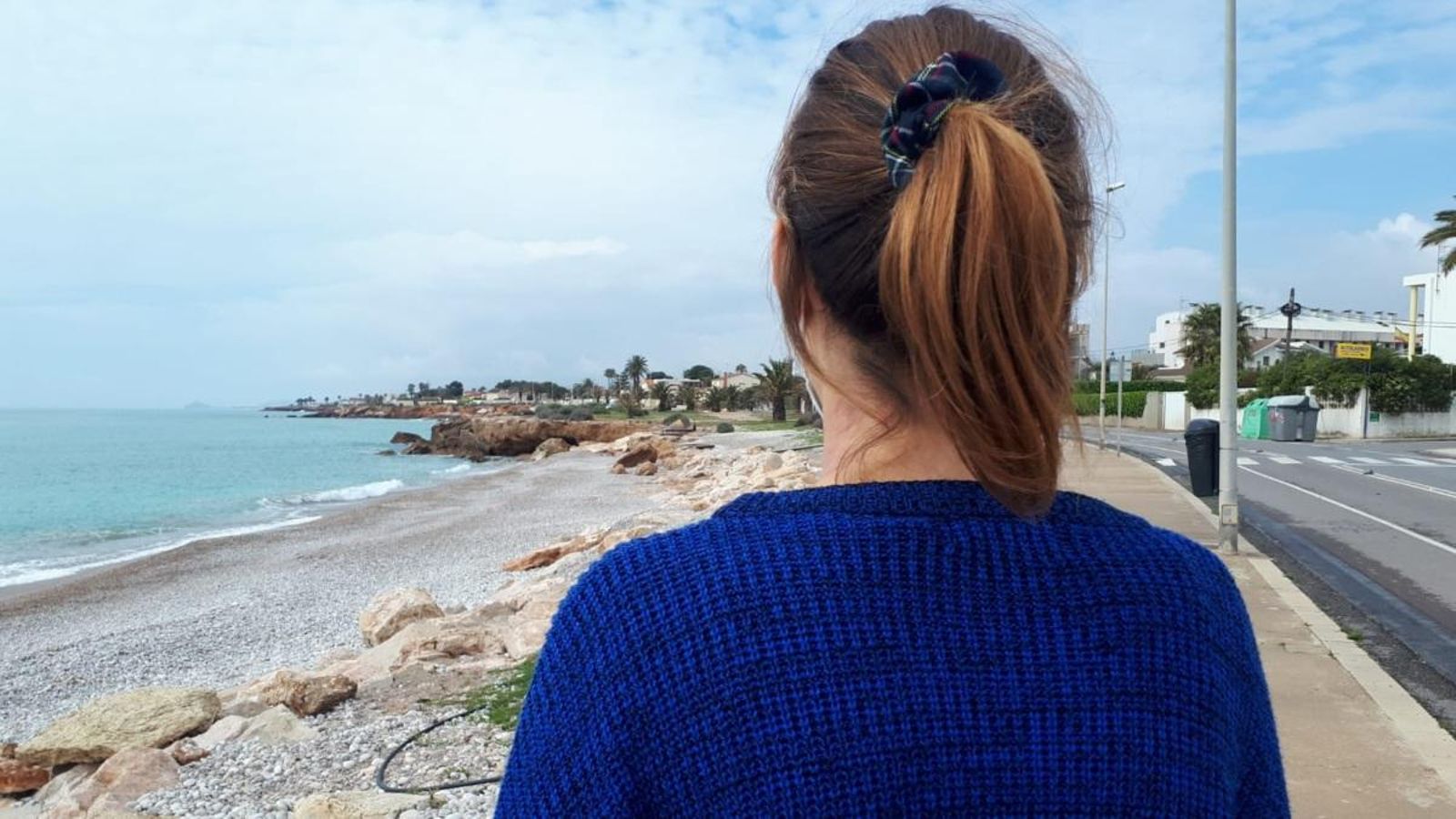 La denunciant posa d'esquenes a les càmeres d'À Punt