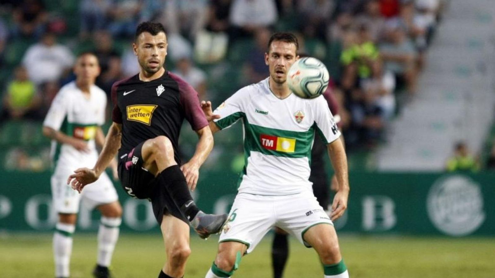 El franjaverd Manolín Sánchez disputa un baló amb Javi Fuego