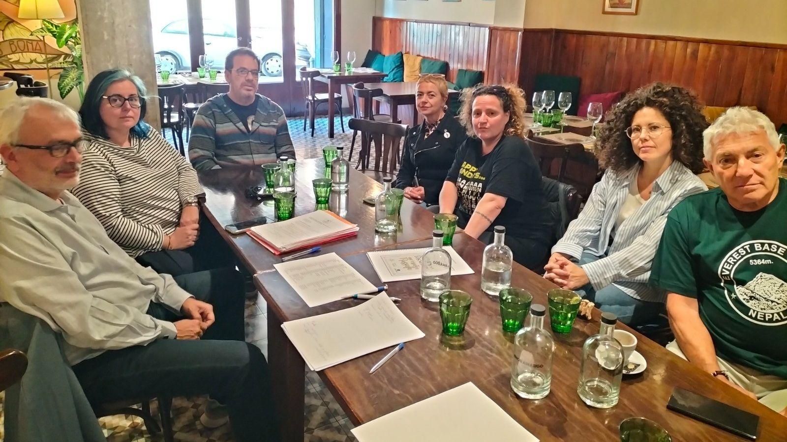 En imatge, els portaveus de l'associació d'hostelers de Russafa, Al Balansí