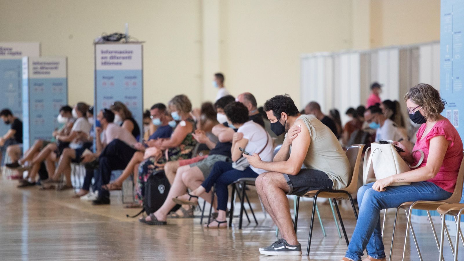 Una cua de persones en una sala del centre de vacunació massiva, instal·lat en la Fira de Cornellà (Barcelona)