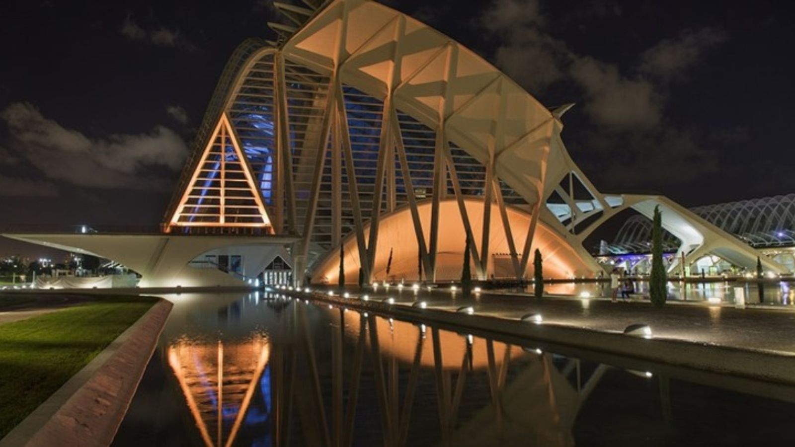 El Museu de les Ciències es vesteix de color daurat per a conscienciar sobre el càncer infantil