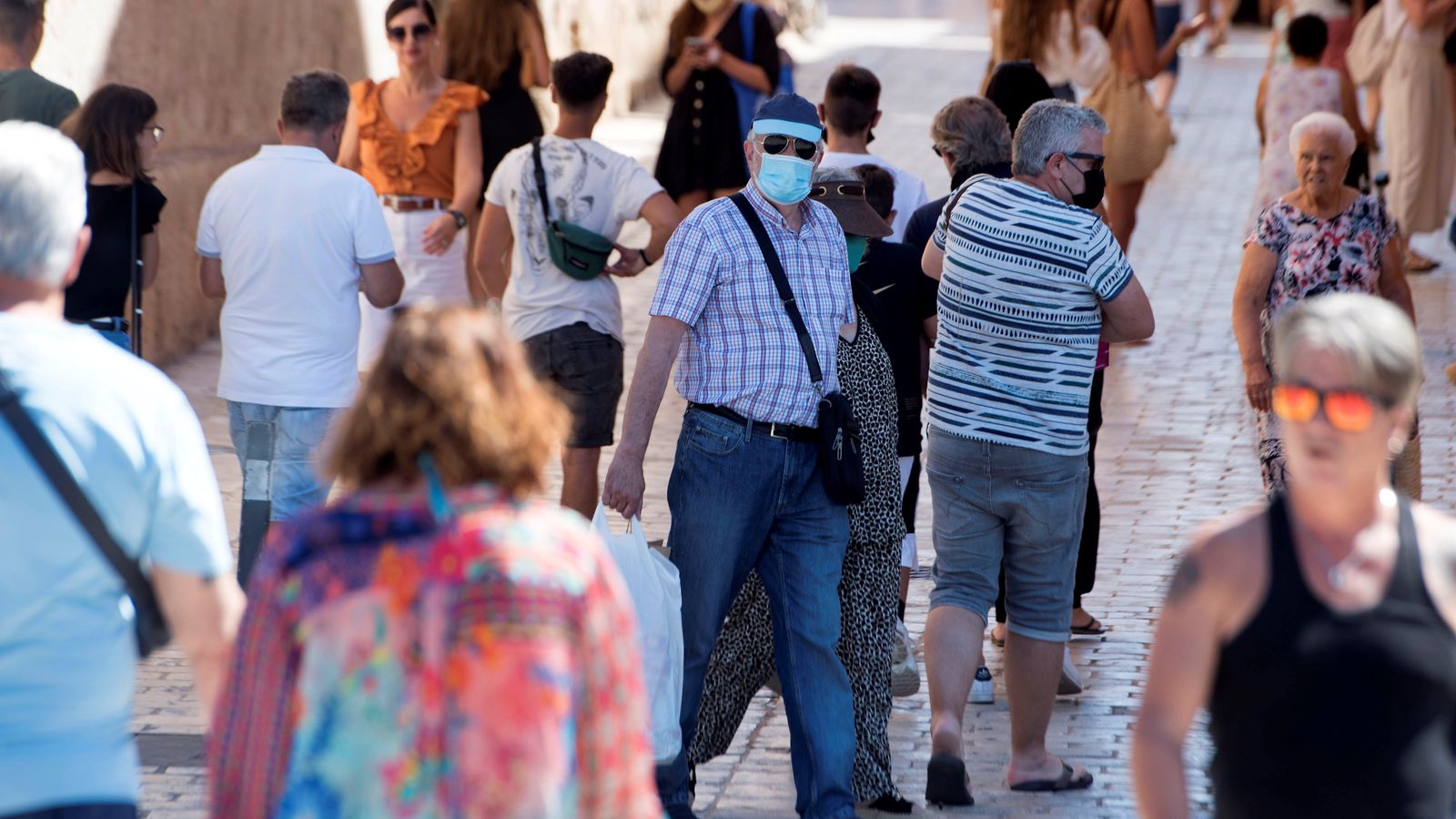 Un home en mascareta camina a Menorca