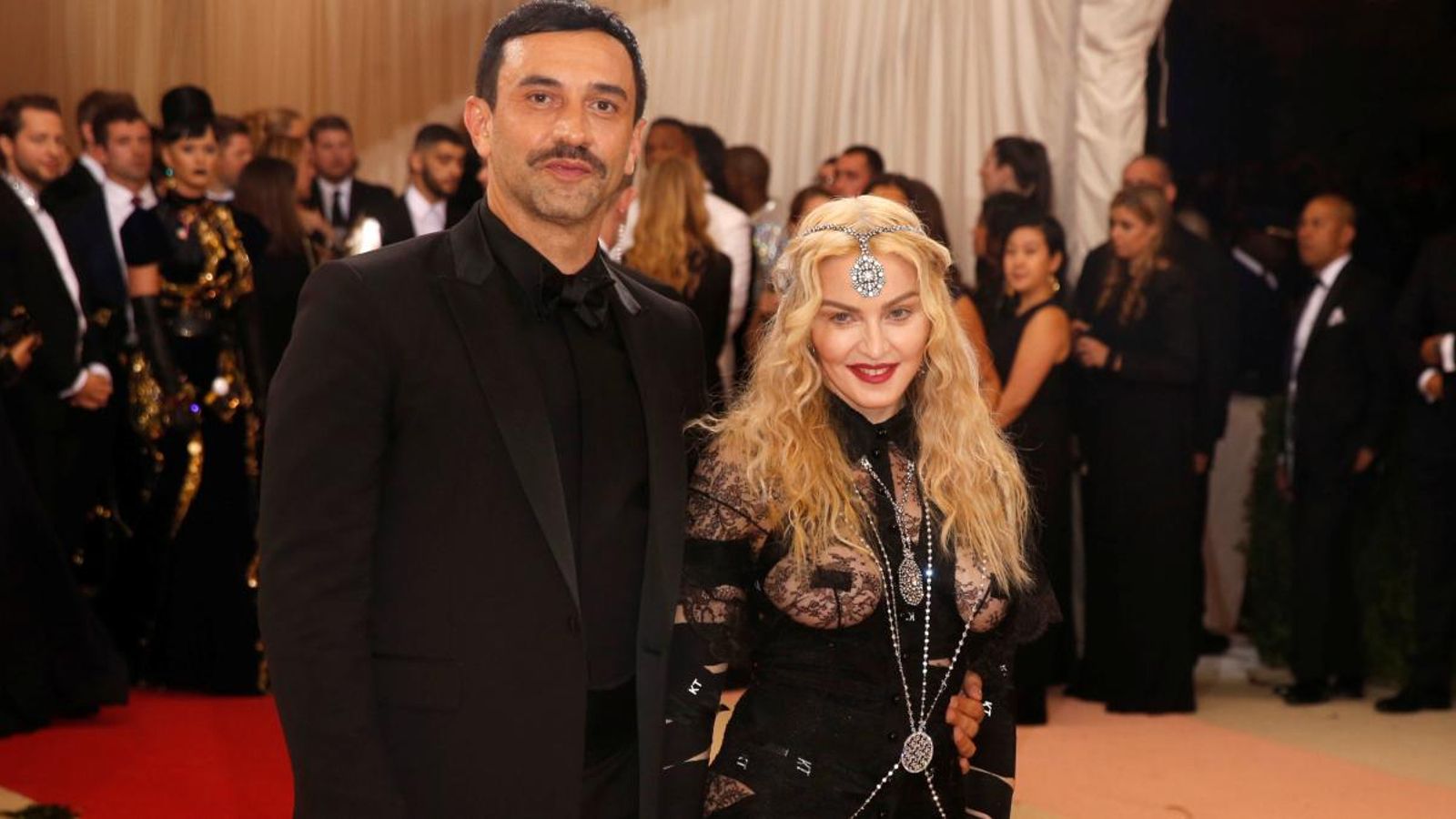Madonna en la catifa roja de la gala MET 2018, a Nova York