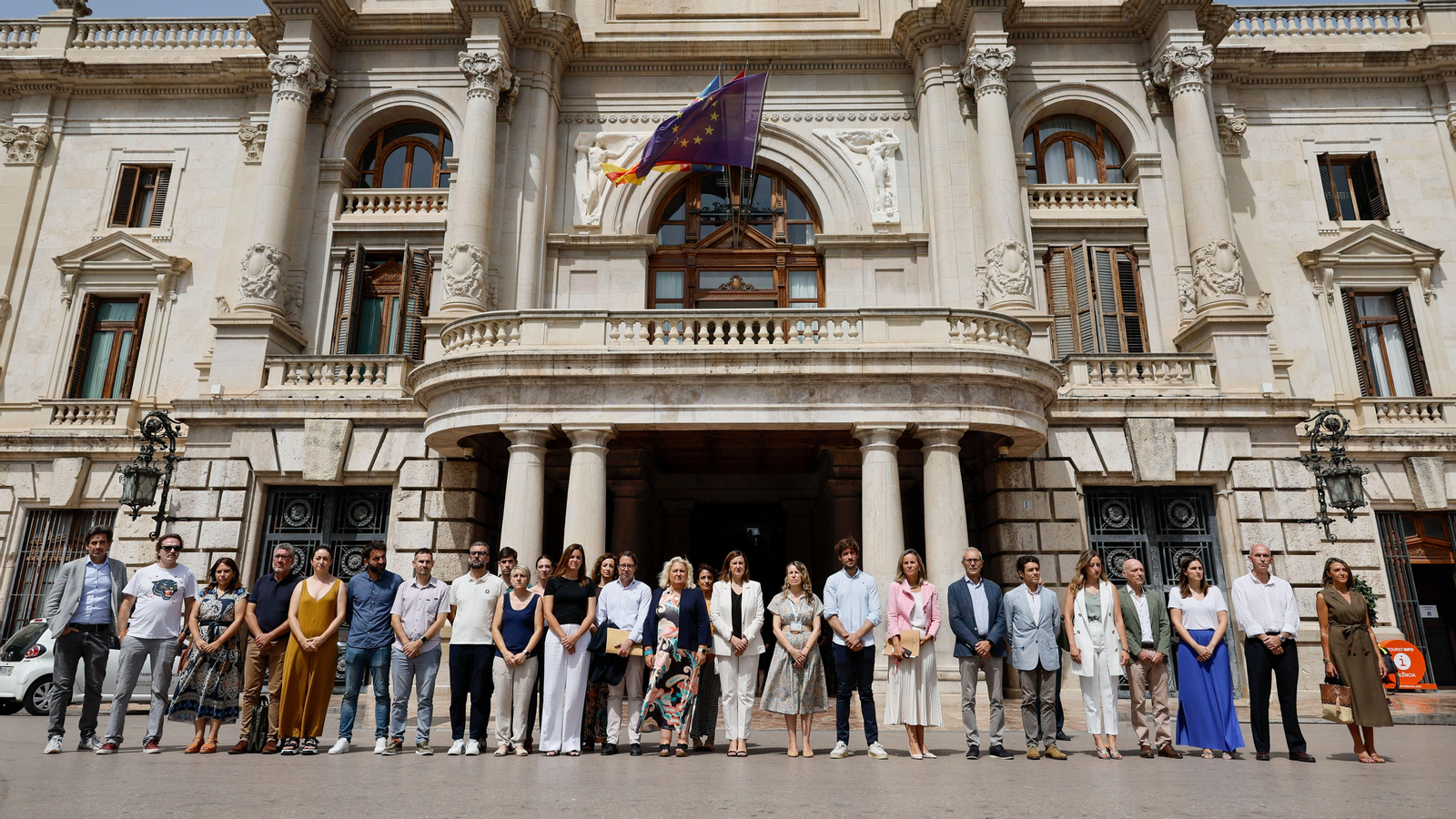 Concentració en repulsa del crim masclista d'Antella davant l'Ajuntament de València