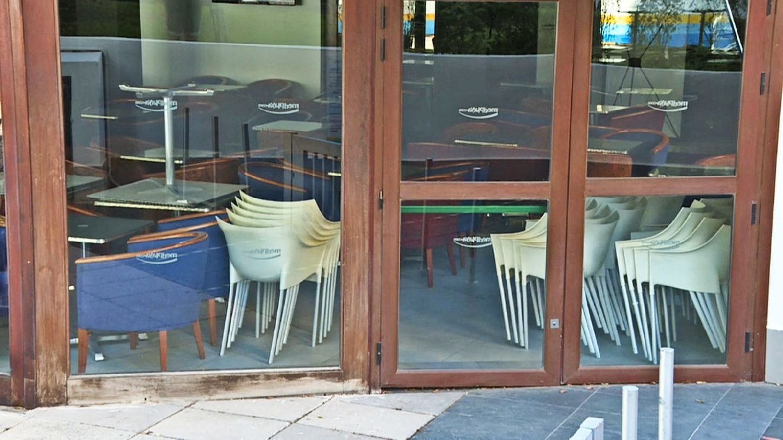 Un establiment de restauració amb la porta tancada en plena temporada estival