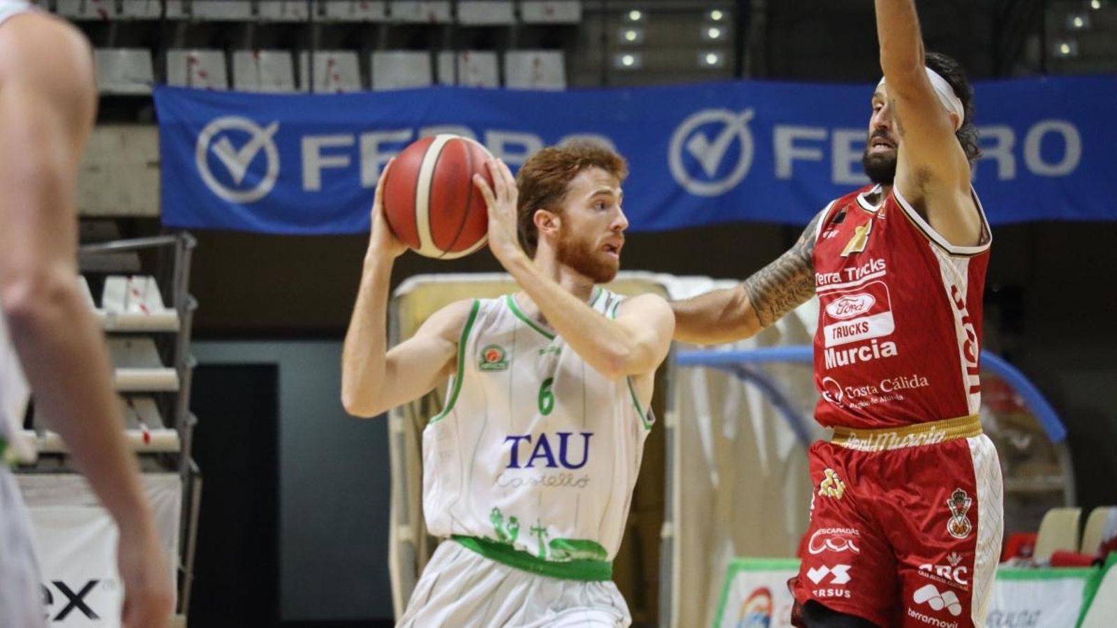 Edu Durán, en una acció del partit