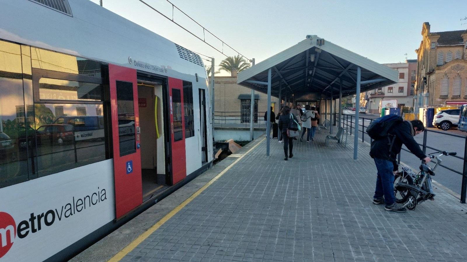 Un jove plega una bicicleta per a pujar al metro