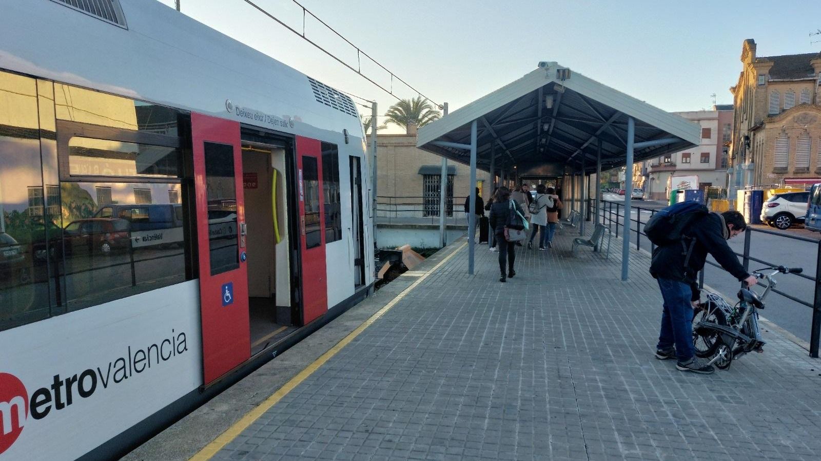 Un jove plega una bicicleta per a pujar al metro