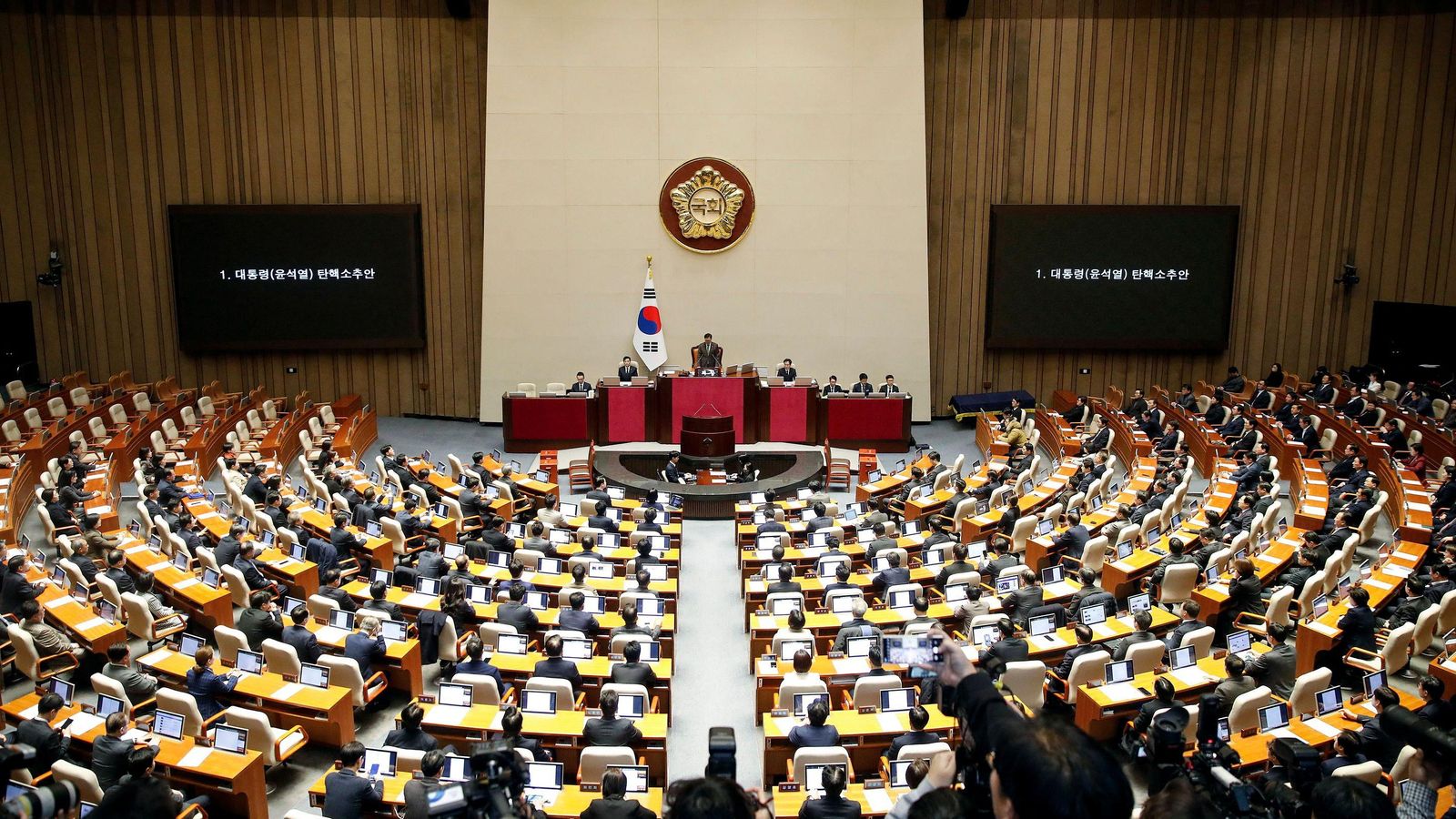 Els 300 diputats de l'Assemblea Nacional han participat en el procés amb de resultat de 204 vots a favor, 85 en contra, tres abstencions i huit paperetes nul·les