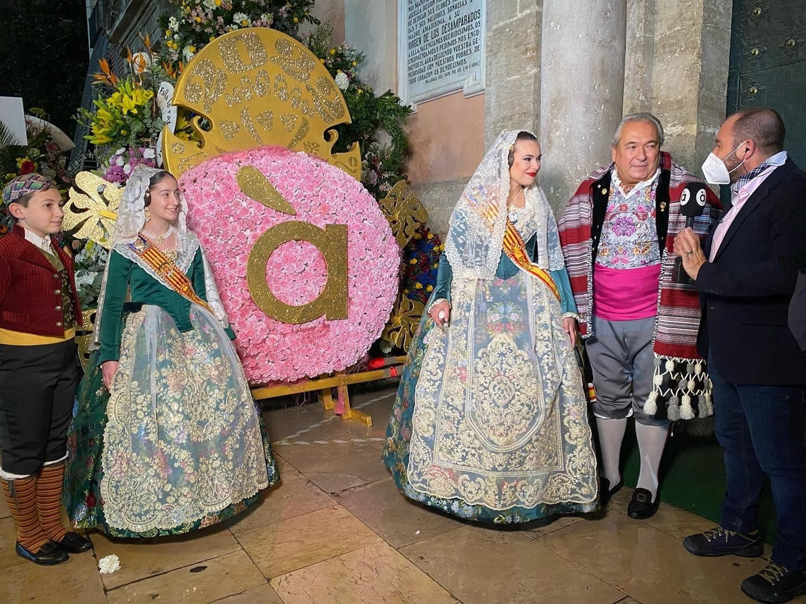 La falla Duc de Gaeta-Pobla de Farnals ha portat la cistella de flors d'À Punt en l'Ofrena