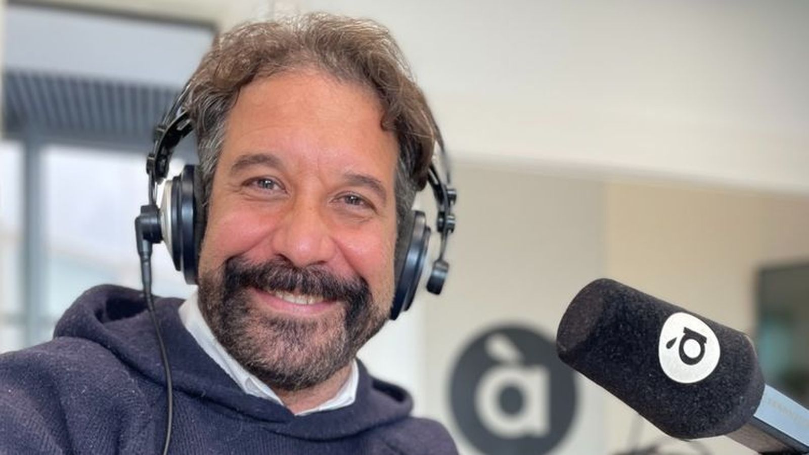 Sergi Olcina dirigeix cada matí el programa 'Amunt i avall' en À Punt Ràdio.