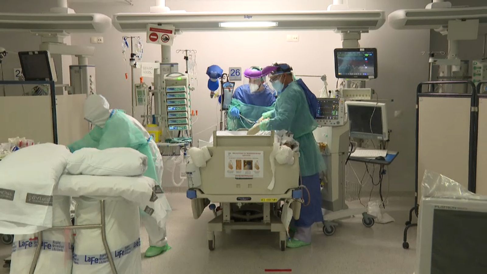 Un equip sanitari atén als pacients en l'UCI de la Fe