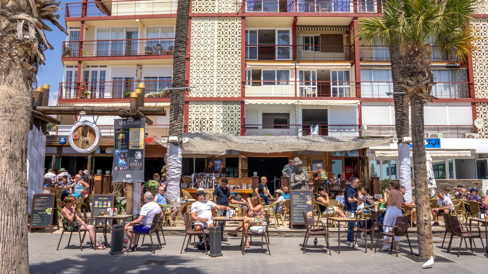 Bar ple de clientela a la platja de Llevant, a Benidorm