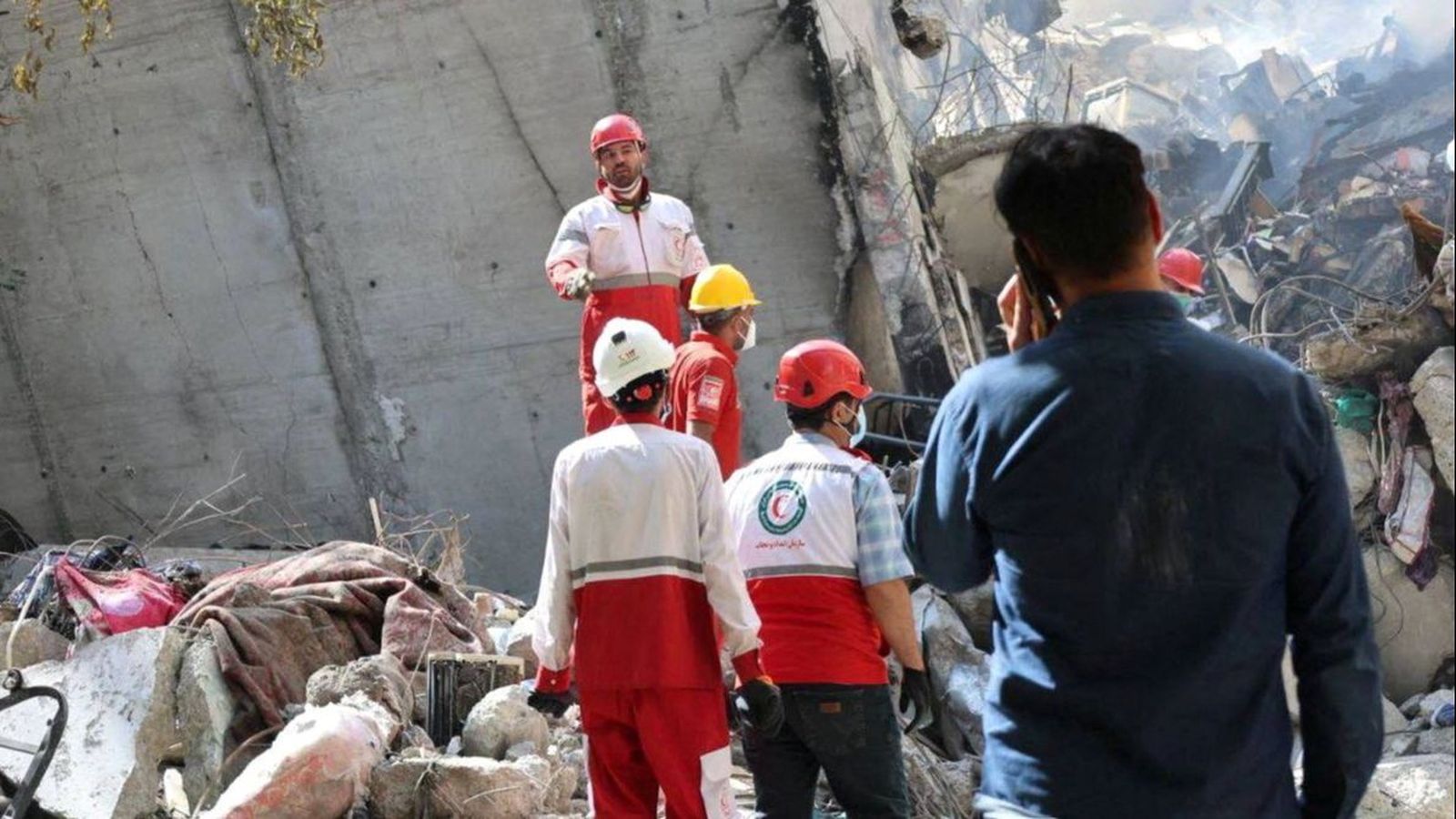 Treballs de rescat a Teheran, Iran, després dels atacs israelians contra objectius nuclears