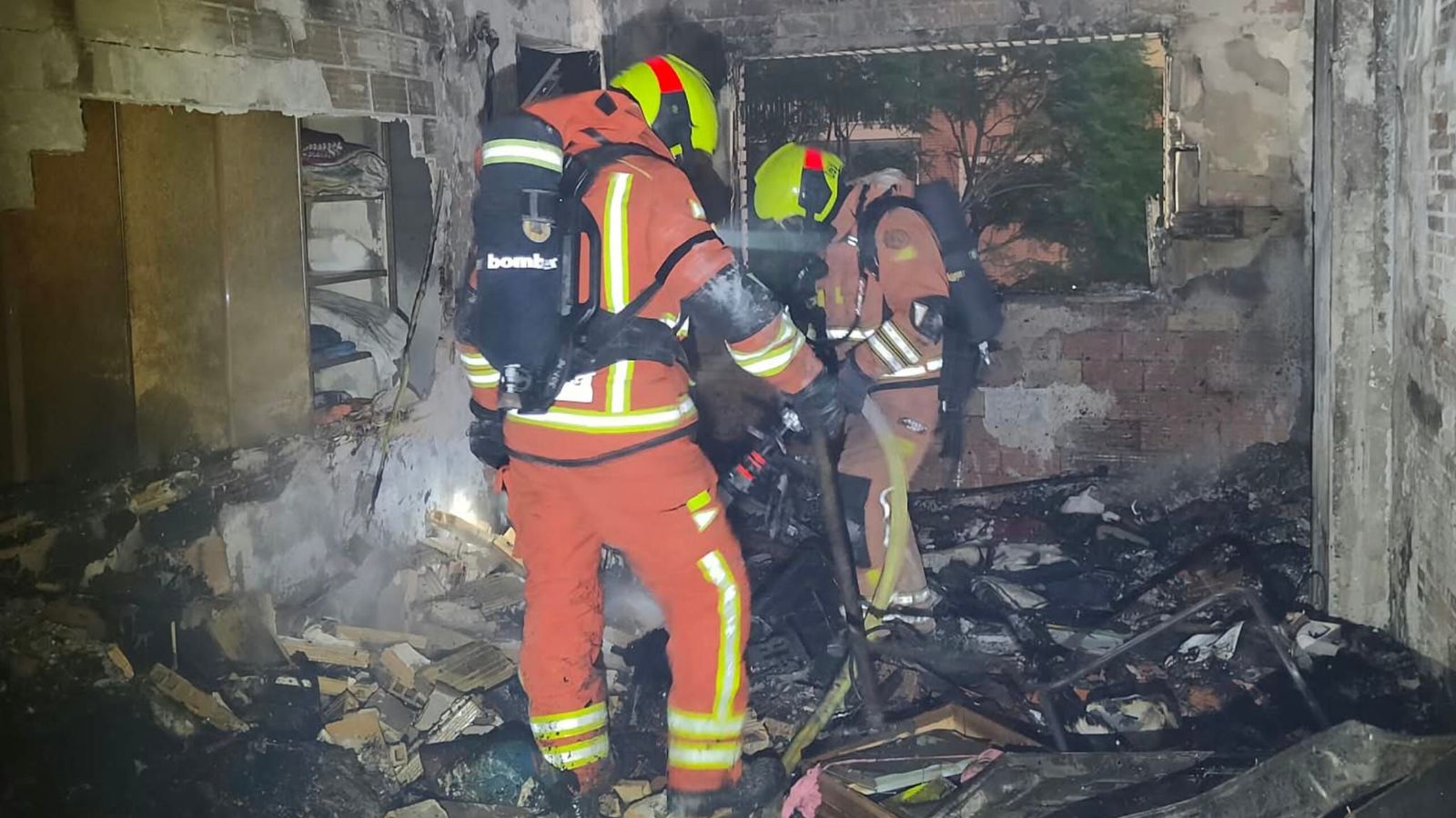 Els bombers actuen en l'habitatge incendiat a Silla