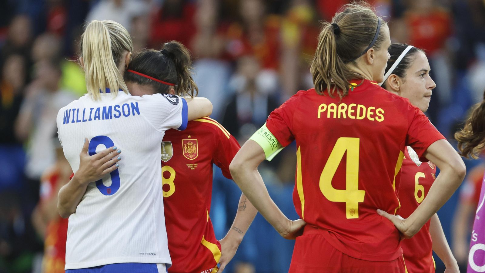 Les jugadores dels dos equips s'abracen després de la final