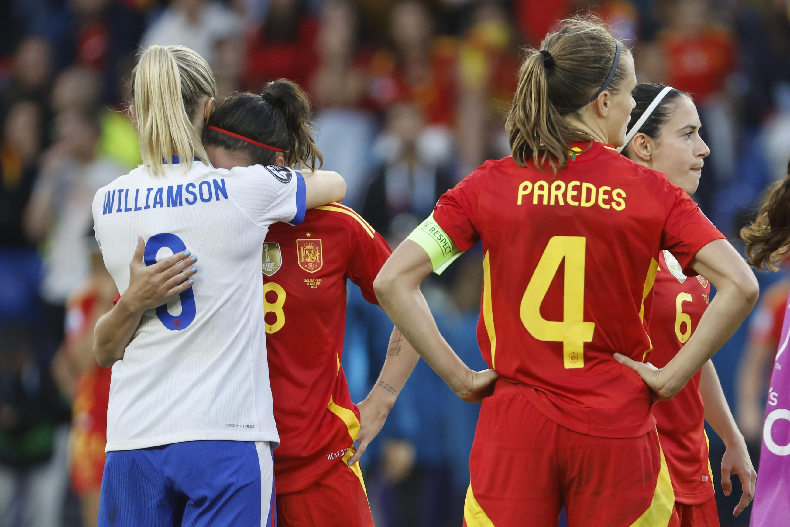 Les jugadores dels dos equips s'abracen després de la final Les jugadores dels dos equips s'abracen després de la final